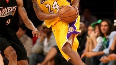 科比vs伊戈达拉恩怨局回顾：黑曼巴冲进客队更衣室下战书狂砍48分